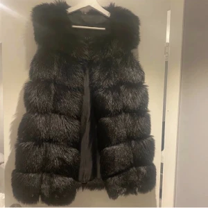 Hollies väst - En Hollies väst i fake päls. Som ny, använd vid 3 tillfällen!  Storlek 36 Nypris 1200kr