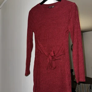 Rödklänning - En superfin klänning som använts en julafton.  Väldigt stretchig och skön.