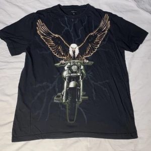 Skitsnygg tröja med tryck  - Skitsnygg tröja med tryck på framsidan från santino! Den är i jättebra skick!