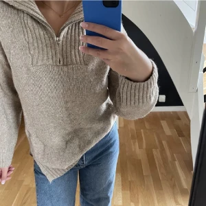 Half zip Gina tricot - Beige/brun stickad half zip tröja från Gina Tricot 🤎 Storlek XXS men passar mig som har XS/S i vanliga fall. Köpt här på Plick men har inte kommit till användning, de två första bilderna är lånade från förra säljaren 🌸