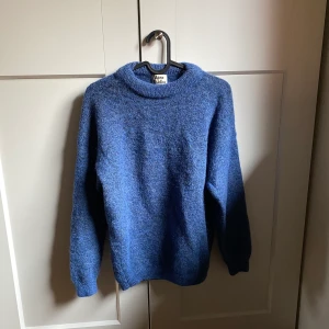 Acne studios tröja - Toppenskick!! Underbar tröja. Skicka gärna ett meddelande innan köp! Pris inkluderat spårbar frakt (om mötas upp: dra av 70kr)