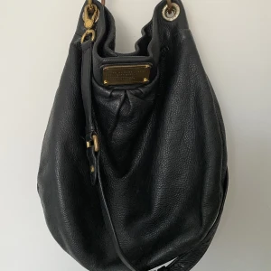 Marc jacobs väska  - Säljer nu min Marc jacobs Hillier hobo bag! Använd lite men bra skick! Så snygg till allt! Älskar! 