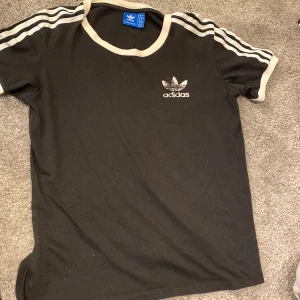 Adidas t-shirt  - Svart på både framsidan och baksidan. Adidas märket är lite slitet men de märks inte. De är äkta Adidas! Nypris 350kr  