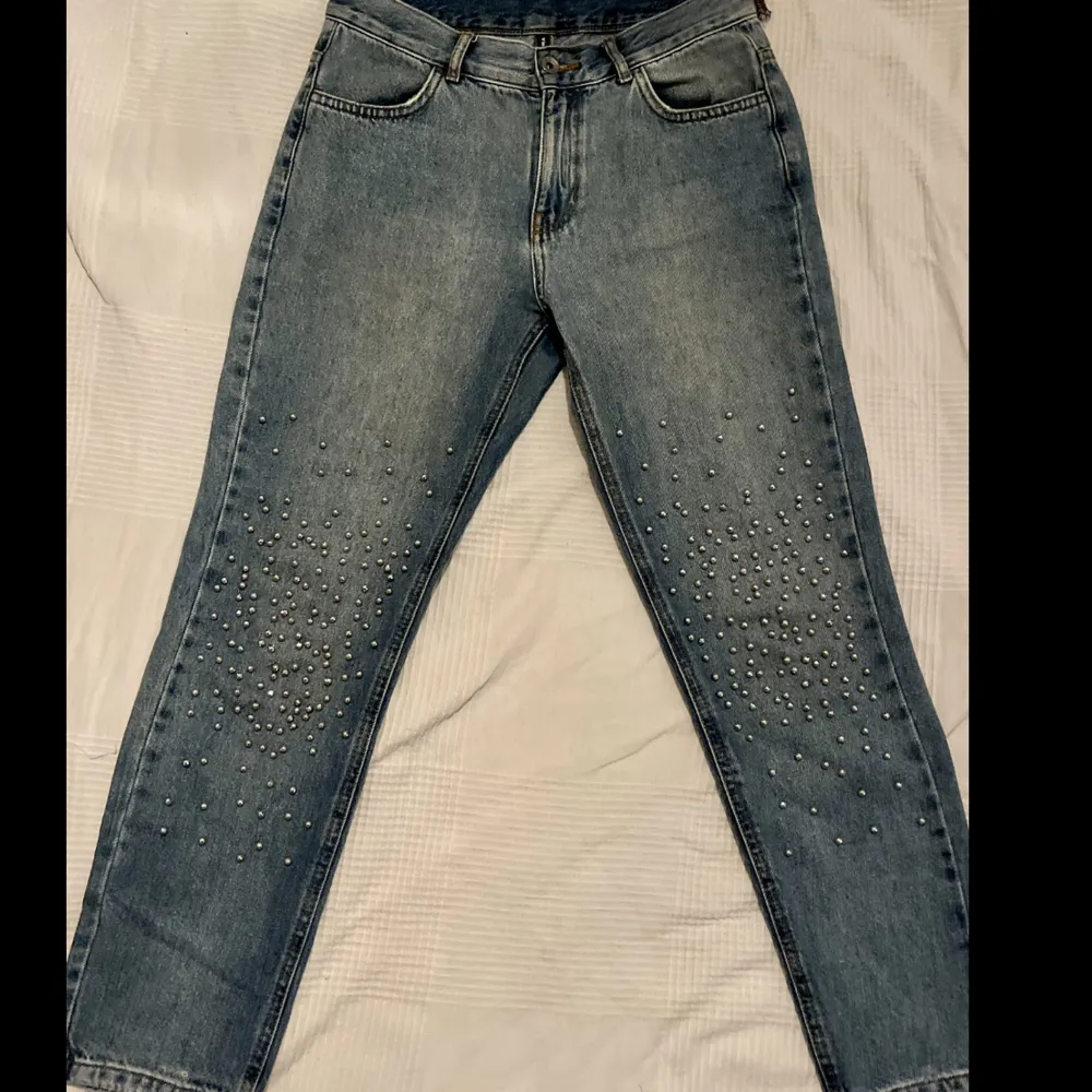 Jätte fina jeans med silvriga pärlor💫 Obs! Ett av bälthängarna är av men inget hål eller något som syns eller påverkar utseendet på byxorna ☺️. Jeans & Byxor.