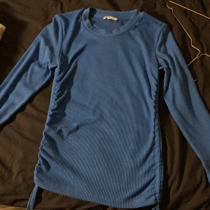 Långärmad  - I bra skick! Jätte fin färg, passar för xs och S 🥰