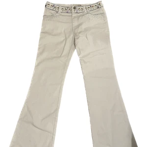 Vita jeans med stenar! - Så himla coola o underbara jeans med stenar och pärlor!!! Älskar de men har inte fått nån användning alls för de tyvärr :( sitter lågmidjat! Kan skicka mer bilder vid intresse!