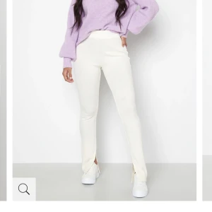 Vita byxor med slits - Säljer dessa oanvända vita byxor med slits storlek S. Prislappen finns kvar