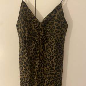Leopard mönstrad klänning från zara
