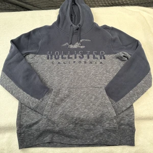Hollister Hoodie | Medium - Hollister hoodie i storlek medium säljes  Tröjan är i mycket gott skick  Priset är diskuterbart