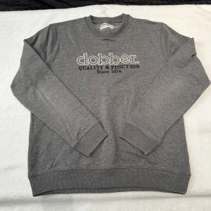 Crewneck Dobber - Crewneck från Dobber säljer i storlek M  Tröjan är i my let fint skick  