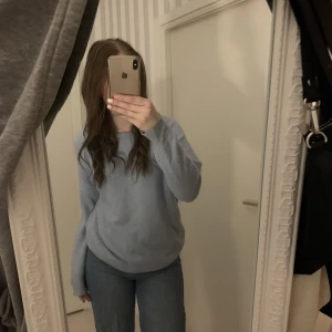 Ljusblå stickad tröja  - Ljusblå stickad tröja från ellos i storlek 36/38, tröjan är inte tunnt stickat material 