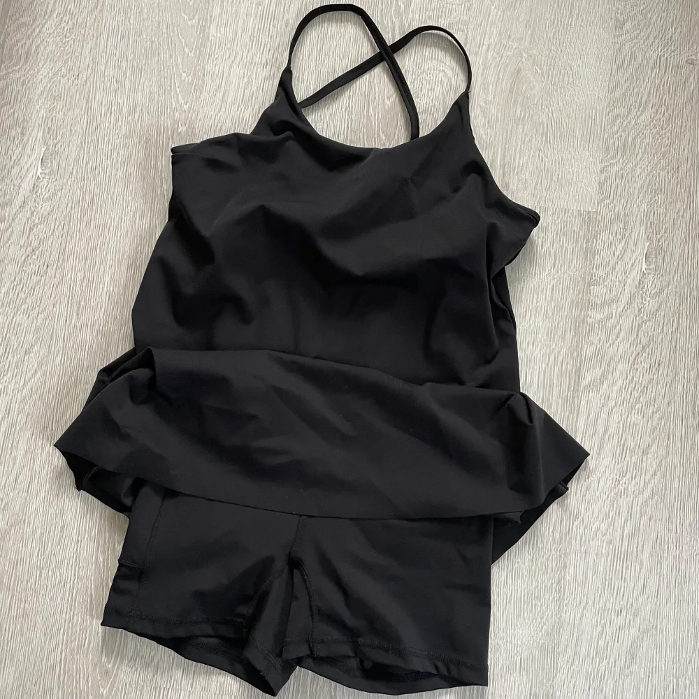 Superskön tennis/tränings klänning från gilly hicks🌟 inbyggd bodysuit/sport bh under och justerbara band🖤 Storlek XS. Klänningar.