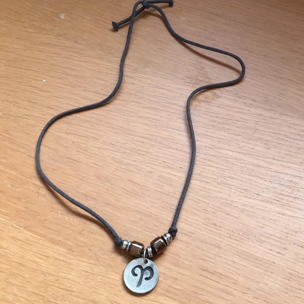 Ett snyggt halsband till någon som har stenbock som stjärntecken, justerbar storlek i nyskick👍. Accessoarer.
