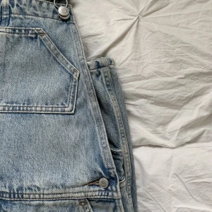 Ljusa hängselbyxor - Ljusa urtvättade hängselbyxor i nyskick. Dem är från weekday men säljs inte längre🤍