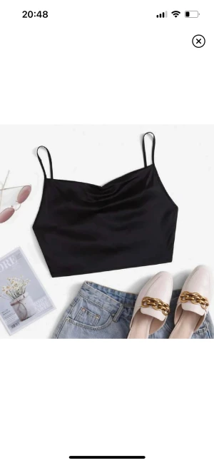 Svart knyt-topp - Svart topp med knytning i ryggen, aldrig använd 💕