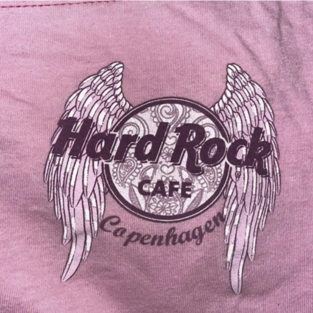 LÄGGER UPP IGEN PGA OSERIÖS BUDARE!! Använd gärna köp nu⭐️ Rare rosa topp från Hard Rock café, äkta y2k vibes med fett tryck på ryggen⭐️ inga defekter!⭐️ one of a kind. Toppar.
