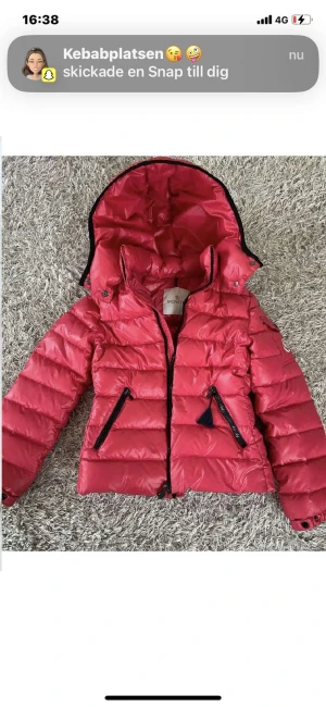 Moncler jacka - Hjälper min syster att själva denna fina moncler jackan då den inte passar henne i storleken💞skriv om du är intresserad💞