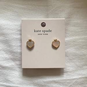 Hjärtörhängen från katespade 💗 Köpta för lite över 500kr 💓