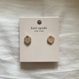 Hjärtörhängen från katespade 💗 Köpta för lite över 500kr 💓