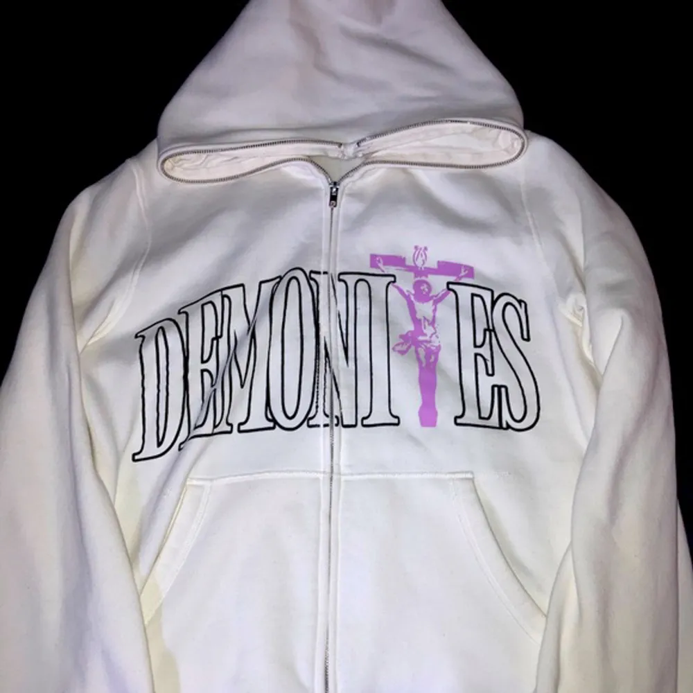 Säljer min Demonites Zip Up, riktigt snyggt underground märke. Säljs för den inte kommer till någon användning. Väldigt bra skick. Oversized i Cream färg. Hoodies.