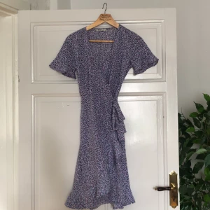 Klänning  - En jätte fin klänning från only. Perfekt till sommaren använda typ två gånger då den är i bra skick.❣️☺️säljer för 150 köpt för 350kr