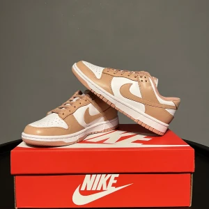 Nike Dunk Low Rose Whisper - Nike Dunk Low Rose Whisper || Storlek 38,5 || DS (nya) || box och kvitto || 1650kr