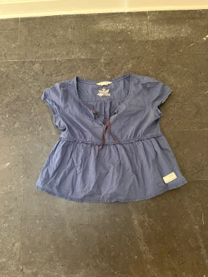 odd molly blus strl 1 💙 - så så söt men kommer inte till användning lika mycket längre! passar en xs skulle jag säga 💙