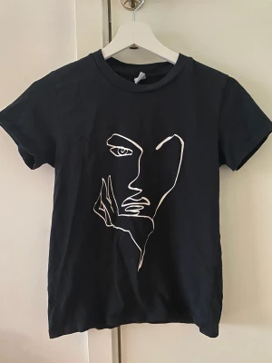 Svart T-shirt med tryck - Skön svart T-shirt med tryck! Säljer pga att jag tror att någon annan kommer ha mer användning av den💫💫