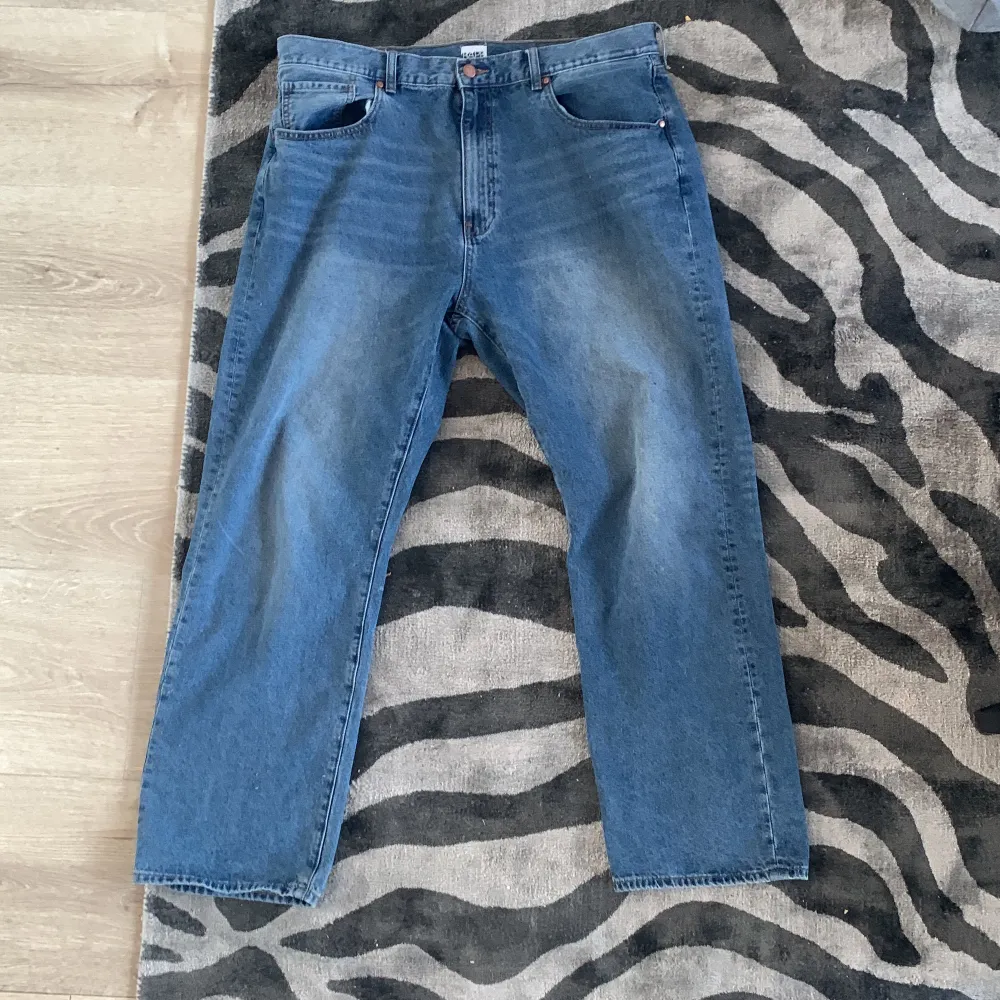 Byxorna har fått en defekt på baksidan. Visas på sista bilden. Säljer jeans billigt pågrund av det. Bara fråga om du undrar något😊. Jeans & Byxor.