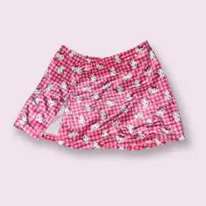Strand kjol med Hello Kitty mönster på, i storlek S-M. Går att använda som ett vanligt kjol också💖