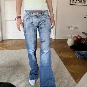 Coola byxor!  - Najs byxor med coola detaljer😍😍 MIDJEMÅTT: 80cm  INNERBENSLÄNGDEN:82cm