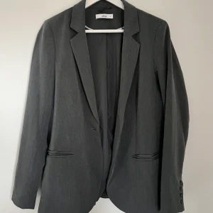 Grå kavaj  - Grå kavaj/blazer från Ellos i storlek 40 (ja e vanligtvis storlek 36)💗