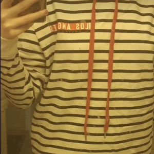 Randig hoodie  - Frakt: 64kr (164kr med frakt)  Använd nån gång men i nytt skick ^^ (Igga smutsig spegel lol)