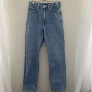 Rowe jeans, Weekday - Rowe Extra High Straight Jeans från Weekday.  De är i bra skick, men slitna i fållen, se bild :)