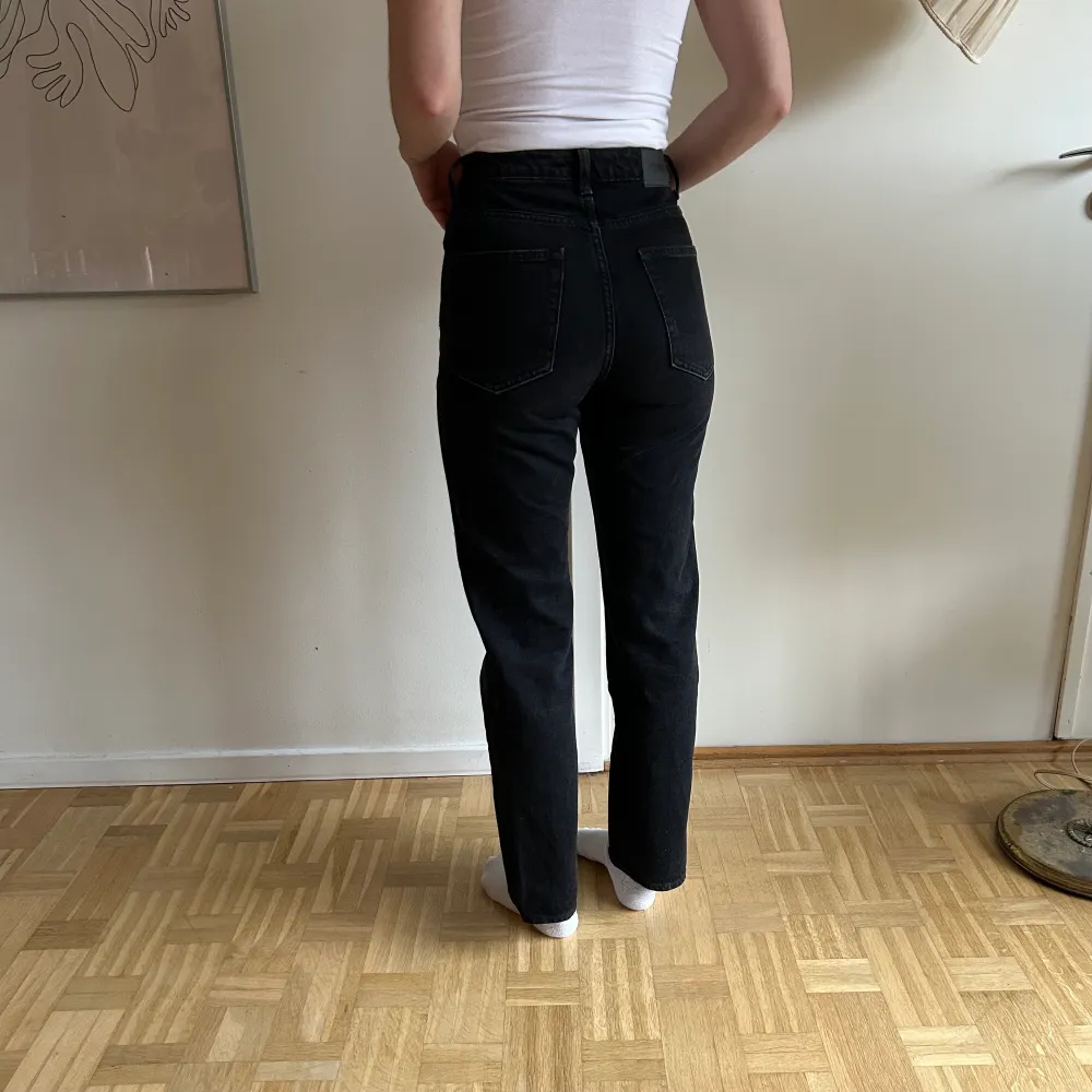 Svarta jeans från weekday modell Voyage, tror storleken är W24L30, knappt använda då de är för små. Köpta för 500 säljer för 200. Jeans & Byxor.