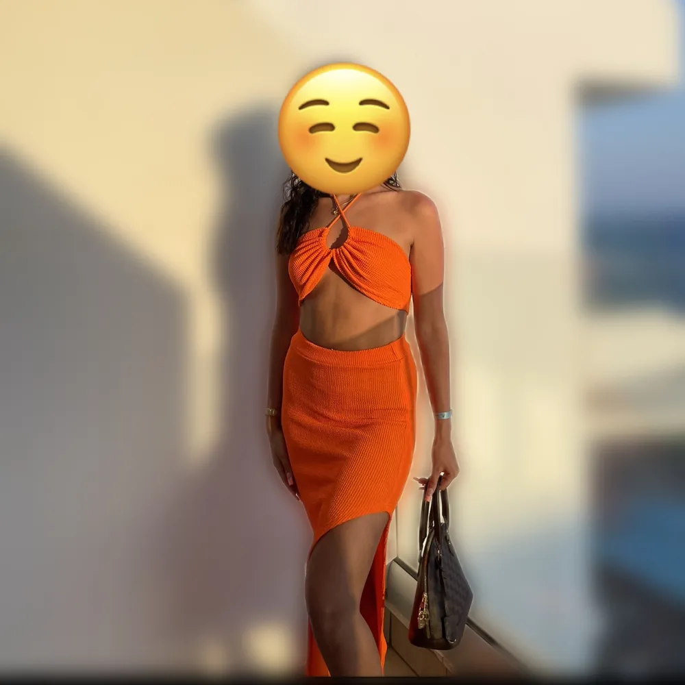 En orange tvådelad outfit som passar perfekt till sommaren. Endast använd vid ett tillfälle . Klänningar.