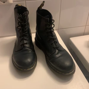 Dr. Martens (1460) stlk 44 - Ett par docs i storlek 44. Extremt bra skick minus repor på exteriören, enbart använts 2-3 gånger så de är knappt ingånga heller. Pris kan diskuteras!