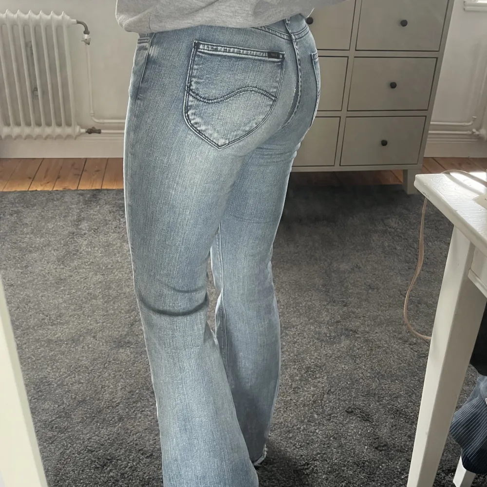 Lee jeans i modellen Chaffee. Dem är flare/ bootcut. Har tyvärr börjat spricka vid rumpan men går att sy ihop. Även lite slitna vid hälarna. Tror inte de finns att köpa längre, köpta runt 1000kr. Strl W27 L31. Jag är 163cm. Jeans & Byxor.