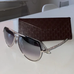Gucci solglasögon + fodral - Helt oanvända gucci-solglasögon dam. Fodral ingår.