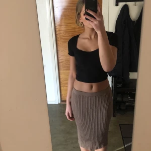 Lång kjol - En superrr skön kjol som är väldigt stretchig och jätte mysig i materialet🤎