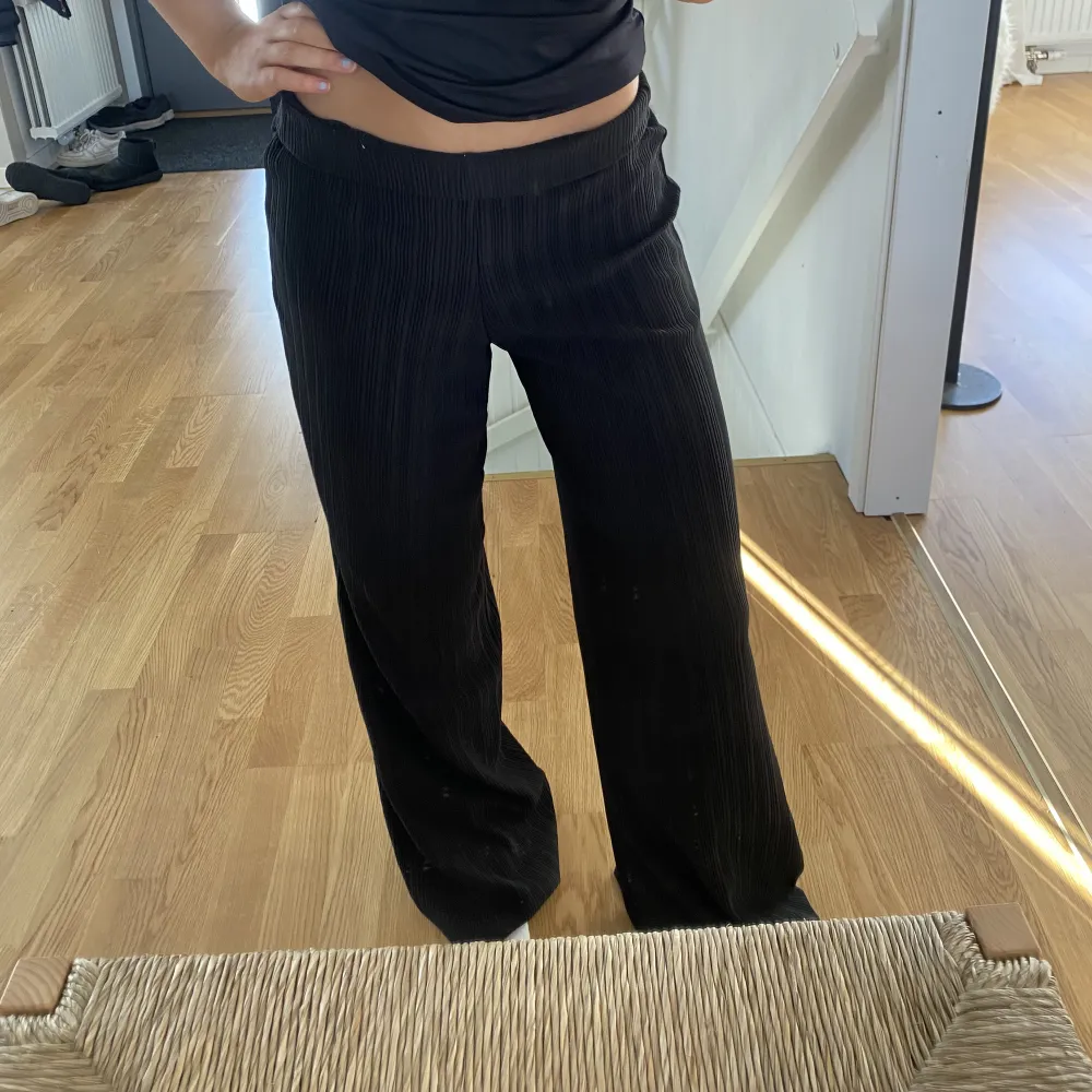 Svarta byxor från Gina tricot i storlek xs men är lite stora för mig som är 160, amvänd fåtal gånger💕. Jeans & Byxor.