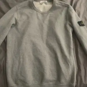 Sweatshirt i storlek M  Den är köpt för cirka 3 år sedan, men knappt använd