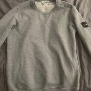 Stone island sweatshirt - Sweatshirt i storlek M  Den är köpt för cirka 3 år sedan, men knappt använd