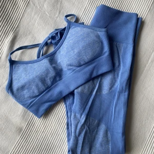 Träning set  - Tränings set från prettylittlething. OBS sport toppen har två olika paddar i sig (olika färger), syns inte såklart men för information.