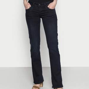 skit snygga ltb jeans, säljer då jag har liknande. färgen är väldigt mörkblå men de syns ej på bild, nästan svarta. endast använda 1 gång är som nyskick inget slitage. strl 25/30 men långa på mig som är 154. köpta på zalando för ca 700kr. kontakta mig💝💝💕