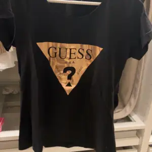 Säljer min äkta Guess tshirt med guld detaljer, storlek M. Använd ca 2 gånger. 