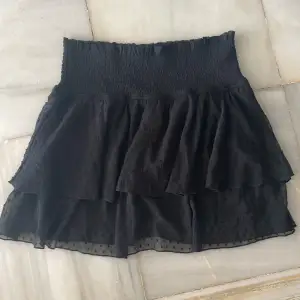 Jättefin kjol ifrån BikBok, tyvärr köpte jag i några storlekar förstora för tänkte att jag skulle sy om den. Köpt förra sommaren🫶🏼
