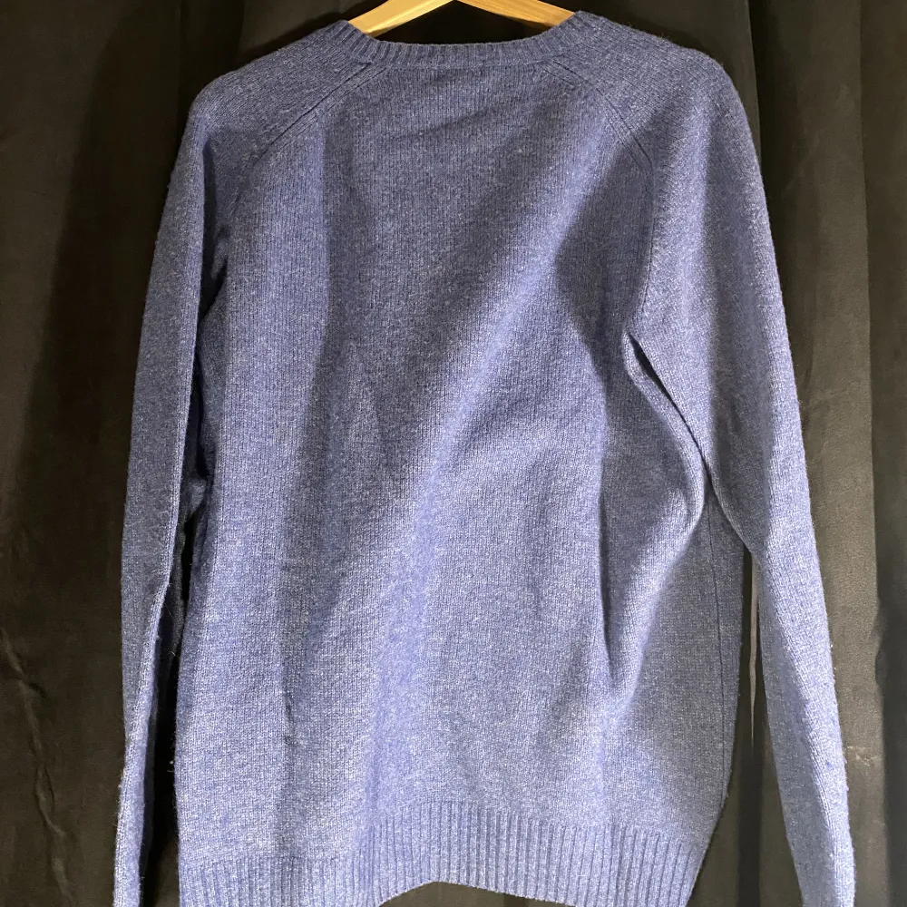 Super nice and comfy sweater from Uniqlo. Fits nice and is in really good condition. Stated size XL but fits more like M-L. Tröjor & Koftor.