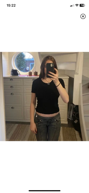 Tröja - En snygg svart T-shirt i lite räffligt material.🥰  Hör av er om ni har några frågor så blir ja glad:))3 FÖR 2 PÅ ALLT I MIN PROFIL!!