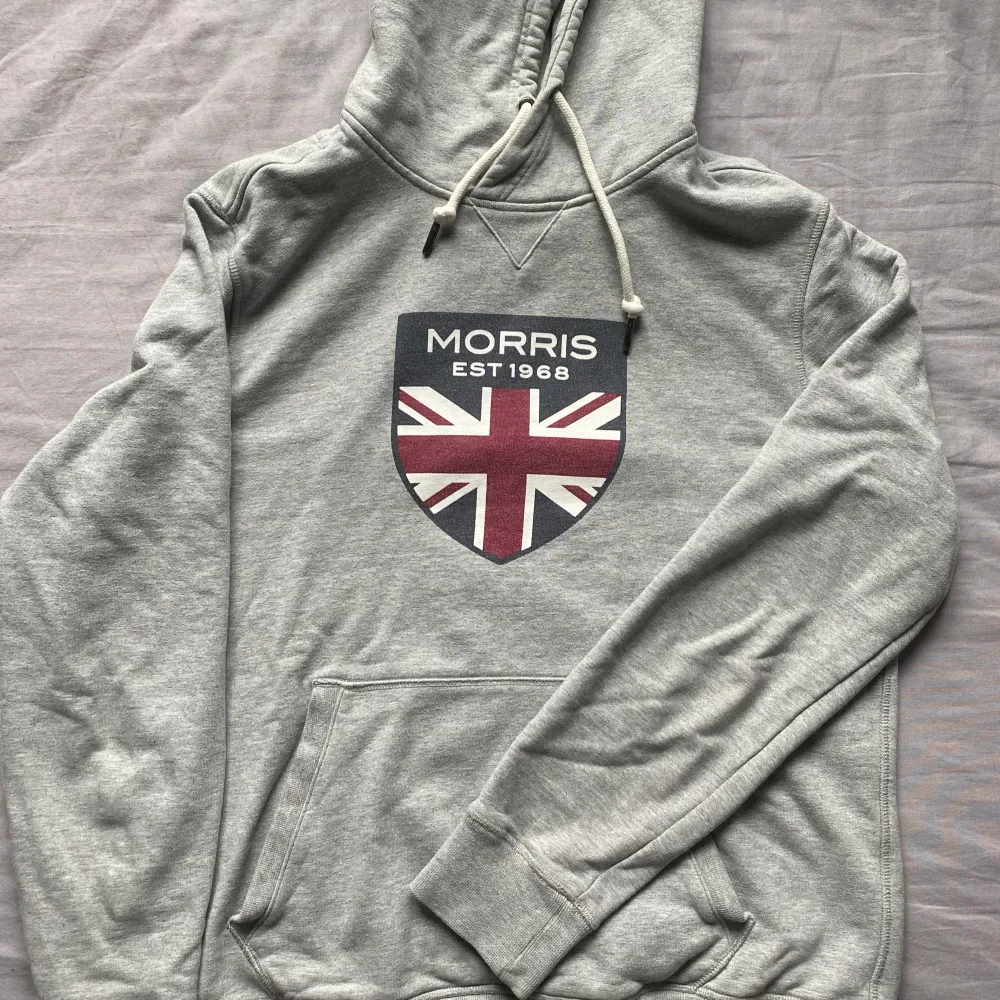 Säljer nu min hoodie ifrån kollaborationen mellan Morris och Care of Carl. Den är sparsamt använd och i gott skick. Nypris 1499kr, säljer för 499kr. Tveka inte att höra av dig vid funderingar!. Hupparit & Collegepaidat.